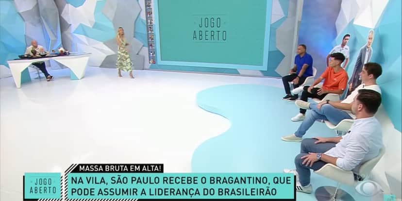 Renata Fan ao lado dos comentaristas do Jogo Aberto - Foto: Reprodução/Internet Renata Fan ao lado dos comentaristas do Jogo Aberto - Foto: Reprodução/Internet