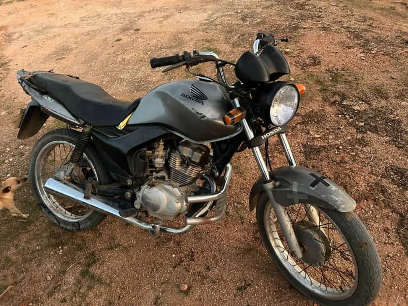 Moto usada pelo autor no dia do crime. Veículo foi encontrado no quintal da casa dele — Foto: Polícia Militar Moto usada pelo autor no dia do crime. Veículo foi encontrado no quintal da casa dele — Foto: Polícia Militar