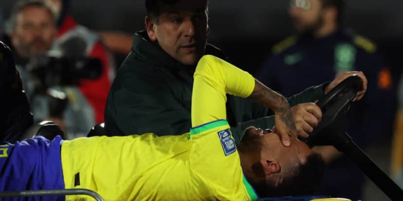 Neymar sofre lesão no jogo do Brasil contra o Uruguai - (Foto: Reprodução / Internet) Neymar sofre lesão no jogo do Brasil contra o Uruguai - (Foto: Reprodução / Internet)