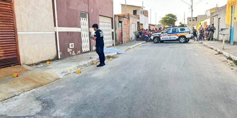 Homem foi assassinado no bairro Conquista em Governador Valadares - Foto: Roberto Higino Homem foi assassinado no bairro Conquista em Governador Valadares - Foto: Roberto Higino