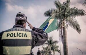 Policial foi agredido (Foto: Reprodução / Internet) Policial foi agredido (Foto: Reprodução / Internet)