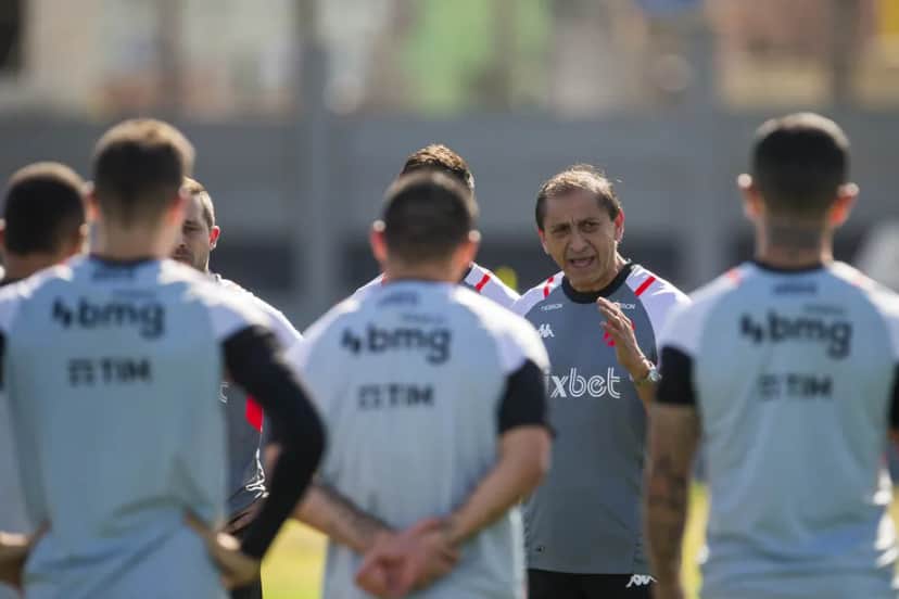 Ramón Diaz com parte do elenco do Vasco em treinamento (Foto: Divulgação) Ramón Diaz com parte do elenco do Vasco em treinamento (Foto: Divulgação)