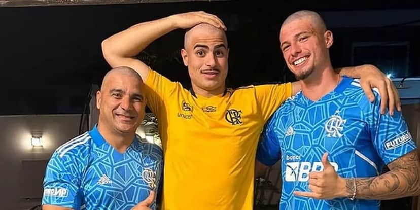 Raphael Nunes com o pai e outro goleiro do sub-18, Lucas (Foto: Reprodução/Instagram) Raphael Nunes com o pai e outro goleiro do sub-18, Lucas (Foto: Reprodução/Instagram)