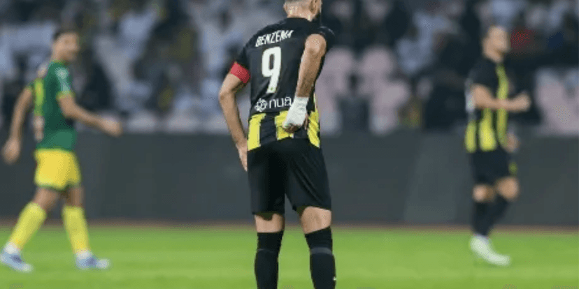 Camisa 9 do Al Ittihad se lesiona em partida (Reprodução/Internet) Camisa 9 do Al Ittihad se lesiona em partida (Reprodução/Internet)