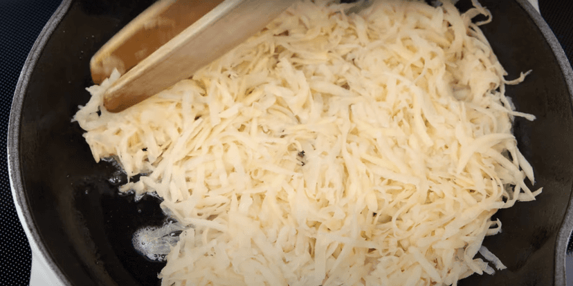 Batata ralada cozinhando (Reprodução/Internet)