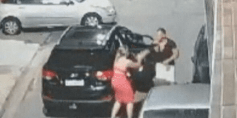 Imagens da câmera de segurança, durante a briga do casal (Reprodução/Internet) Imagens da câmera de segurança, durante a briga do casal (Reprodução/Internet)