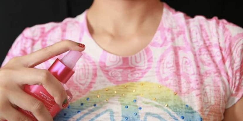 Passar perfume na roupa (Reprodução/Internet) Passar perfume na roupa (Reprodução/Internet)