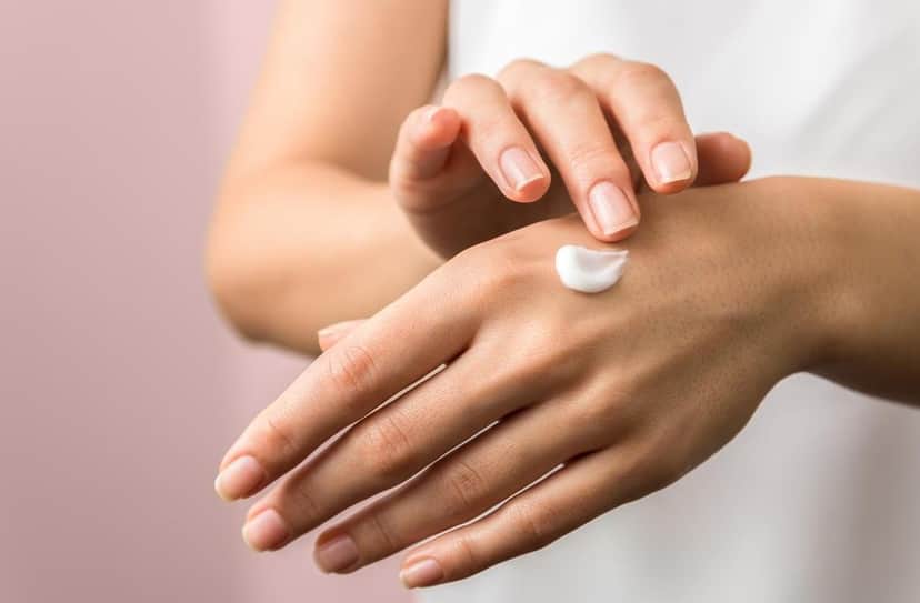 Misturinha para as mãos levam apenas 3 ingredientes e deixa a pele até 2 décadas mais jovens (Foto Reprodução/Montagem/Tv Foco) Misturinha para as mãos levam apenas 3 ingredientes e deixa a pele até 2 décadas mais jovens (Foto Reprodução/Montagem/Tv Foco)