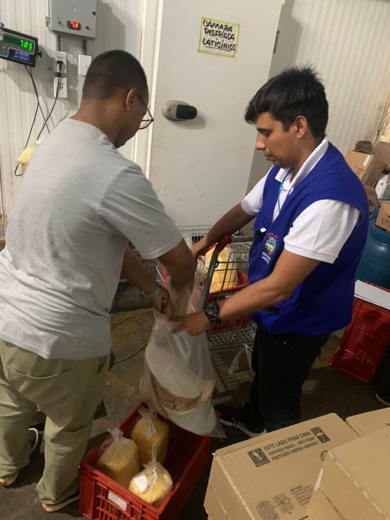 Inspeção da Vigilância Sanitária em estabelecimento (Foto: Divulgação) Inspeção da Vigilância Sanitária em estabelecimento (Foto: Divulgação)