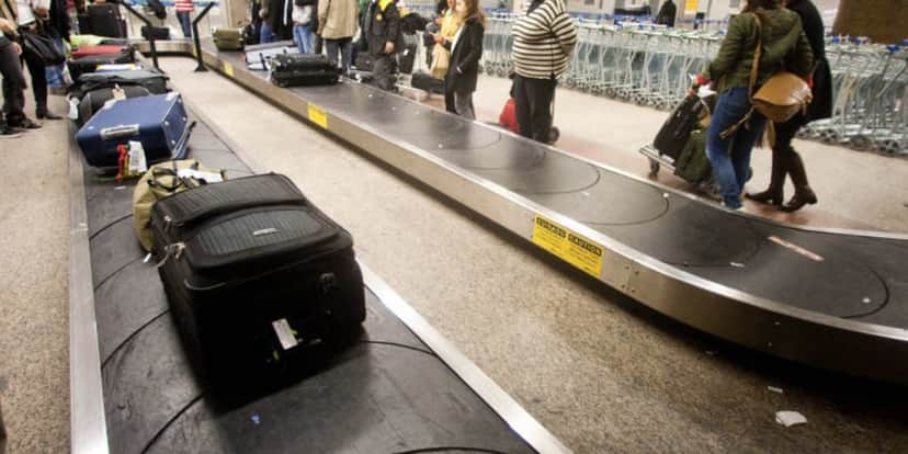 Bagagens e pessoas em aeroporto (Foto: Reprodução / Internet) Bagagens e pessoas em aeroporto (Foto: Reprodução / Internet)