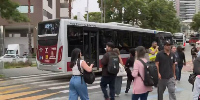 Ônibus (Foto: Reprodução / Bom Dia São Paulo da Globo) Ônibus (Foto: Reprodução / Bom Dia São Paulo da Globo)