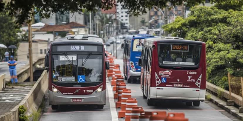 Ônibus na Avenida Santo Amaro( Foto: Chello Fotógrafo) Ônibus na Avenida Santo Amaro( Foto: Chello Fotógrafo)