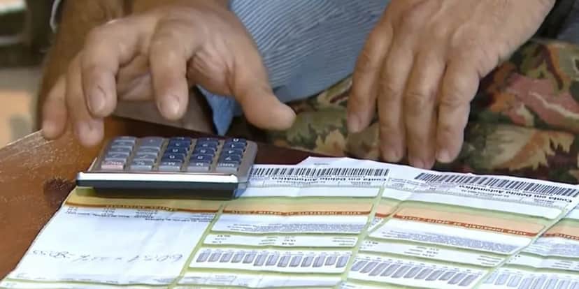 Pessoa fazendo cálculo das contas de luz (Foto: Reprodução / EPTV) Pessoa fazendo cálculo das contas de luz (Foto: Reprodução / EPTV)