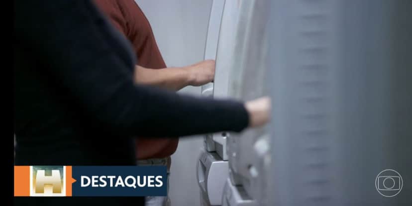 Pessoas em caixas eletrônicos (Foto: Reprodução / Globo) Pessoas em caixas eletrônicos (Foto: Reprodução / Globo)