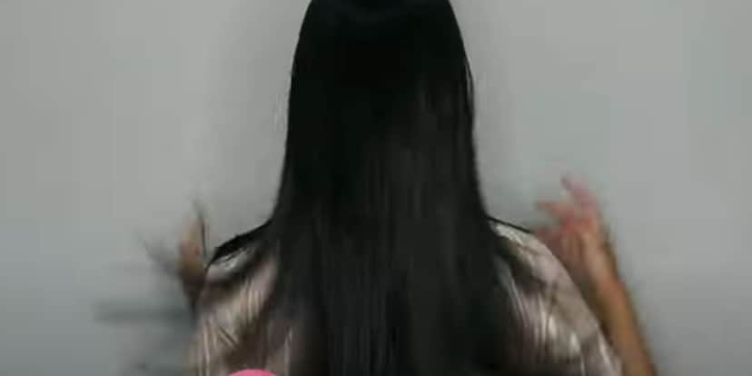 Cabelo após uso de água com arroz (Foto: Reprodução / YouTube) Cabelo após uso de água com arroz (Foto: Reprodução / YouTube)