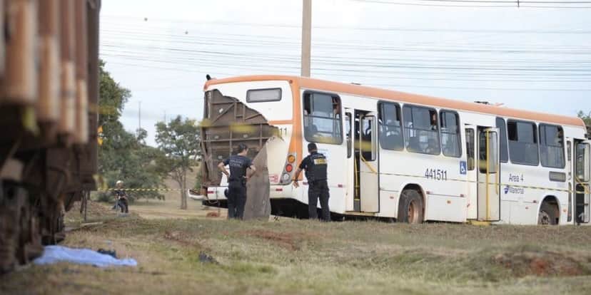 Acidente de ônibus e trem (Foto: Reprodução / Minervino Júnior/CB/D.A. Press) Acidente de ônibus e trem (Foto: Reprodução / Minervino Júnior/CB/D.A. Press)