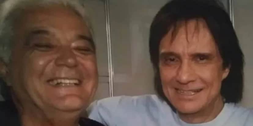 O cantor ao lado de Roberto Carlos - Foto: Internet O cantor ao lado de Roberto Carlos - Foto: Internet