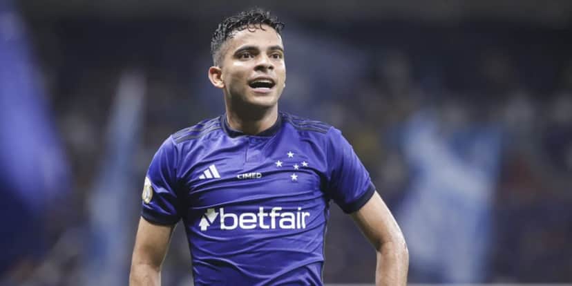 O atacante vestindo a camisa do Cruzeiro - Foto: Internet O atacante vestindo a camisa do Cruzeiro - Foto: Internet