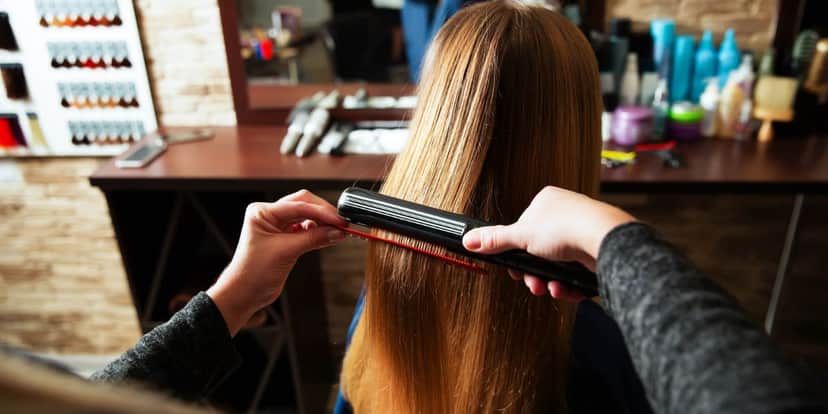 Chapinha pode danificar os fios de cabelo se usado de maneira constante (Reprodução: Internet) Chapinha pode danificar os fios de cabelo se usado de maneira constante (Reprodução: Internet)