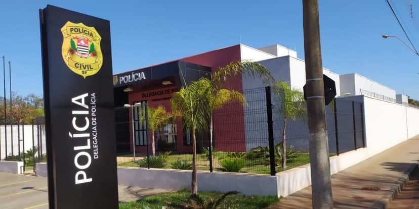 Os causadores da confusão foram levados até a delegacia (Reprodução: Internet) Os causadores da confusão foram levados até a delegacia (Reprodução: Internet)