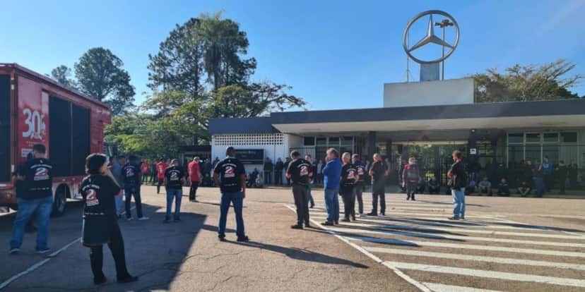 A Mercedes-Benz decidiu terceirizar os processos de sua fábrica (Reprodução: Internet) A Mercedes-Benz decidiu terceirizar os processos de sua fábrica (Reprodução: Internet)
