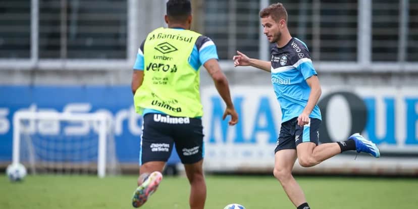Gustavinho é meio-campista (Foto: Lucas Uebel/Grêmio) Gustavinho é meio-campista (Foto: Lucas Uebel/Grêmio)
