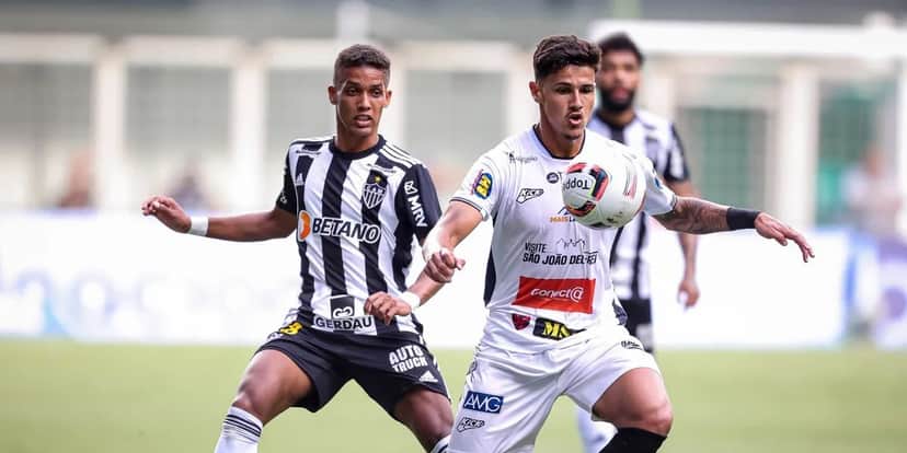 Volante Rômulo, que pertence ao Athletic-MG, permanecerá no Internacional de Eduardo Coudet em 2024 - (Foto: Internet) Volante Rômulo, que pertence ao Athletic-MG, permanecerá no Internacional de Eduardo Coudet em 2024 - (Foto: Internet)