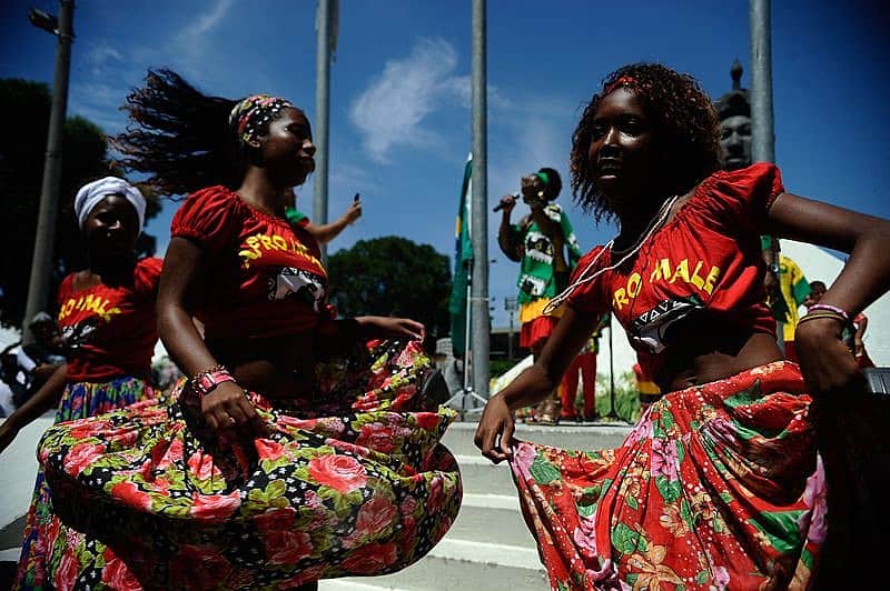 Grupo Afro Imalê Ifé, no Dia da Consciência Negra no Monumento Zumbi dos Palmares (Fernando Frazão/Agência Brasil) Grupo Afro Imalê Ifé, no Dia da Consciência Negra no Monumento Zumbi dos Palmares (Fernando Frazão/Agência Brasil)