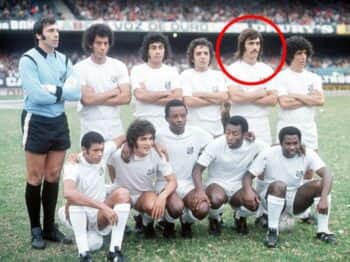 Zagueiro Vicente Gonçalves de Paula, com a equipe titular do Santos que venceu em 1973 o título do Campeonato Paulista (Foto: Reprodução / Internet) Zagueiro Vicente Gonçalves de Paula, com a equipe titular do Santos que venceu em 1973 o título do Campeonato Paulista (Foto: Reprodução / Internet)