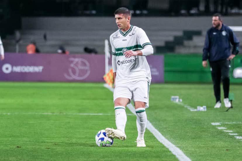 Kuscevic jogador do Coritiba durante partida contra o America-MG no estadio Couto Pereira pelo campeonato Brasileiro A 2023. Foto: Robson Mafra/AGIF Kuscevic jogador do Coritiba durante partida contra o America-MG no estadio Couto Pereira pelo campeonato Brasileiro A 2023. Foto: Robson Mafra/AGIF