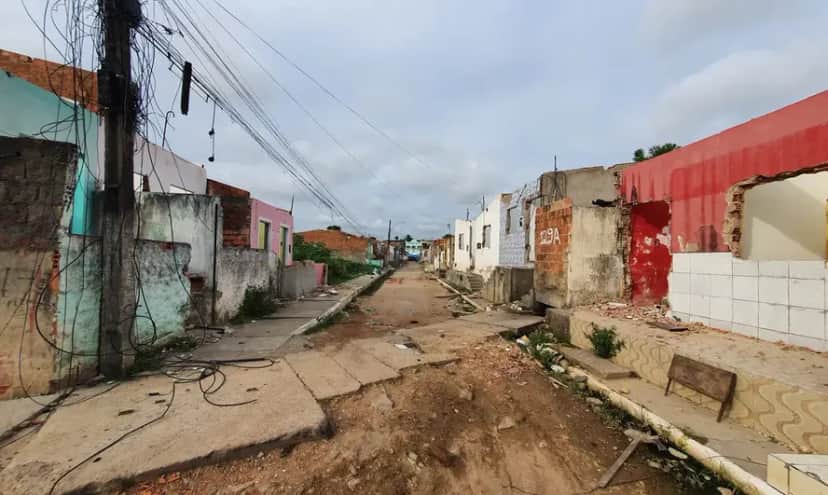 Ana Luiza Guimarães e Paulo Renato comandaram o Jornal Nacional e falaram sobre a mina que pode colapsar em Maceió (Foto: Reprodução/ Internet) Ana Luiza Guimarães e Paulo Renato comandaram o Jornal Nacional e falaram sobre a mina que pode colapsar em Maceió (Foto: Reprodução/ Internet)