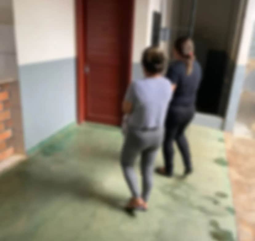 Mulher de cinza foi presa suspeita da morte do marido (Foto: Reprodução/ Internet)