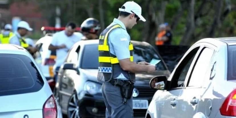 Guarda de trânsito dando multa ao motorista (Foto: Reprodução/ Internet) Guarda de trânsito dando multa ao motorista (Foto: Reprodução/ Internet)