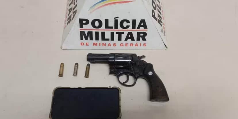 Polícia Militar encontrou essa arma com o homem que matou a esposa (Foto: Reprodução/ Internet) Polícia Militar encontrou essa arma com o homem que matou a esposa (Foto: Reprodução/ Internet)