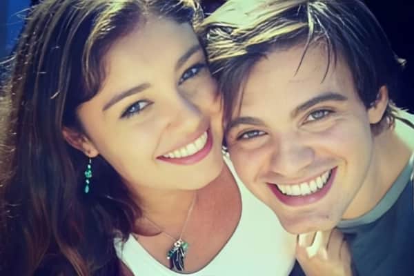 Sophie Charlotte e o galã Dener Pacheco nos bastidores de Caras e Bocas (Foto: Reprodução/ Internet)