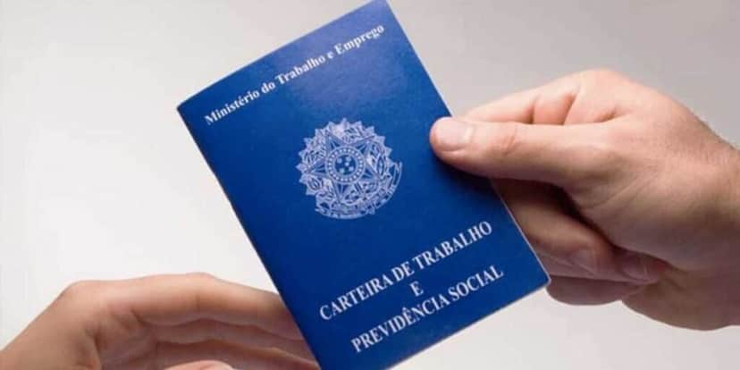 Trabalhadores CLT comemoram novo salário mínimo em vigor no estado do Paraná (Foto Reprodução/Internet) Trabalhadores CLT comemoram novo salário mínimo em vigor no estado do Paraná (Foto Reprodução/Internet)