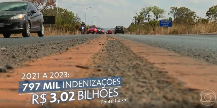 Carros e dados da Caixa (Foto: Reprodução / Jornal Nacional da Globo) Carros e dados da Caixa (Foto: Reprodução / Jornal Nacional da Globo)
