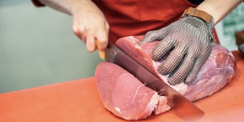 Homem cortando carne em açougue (Foto: Reprodução / Freepik) Homem cortando carne em açougue (Foto: Reprodução / Freepik)
