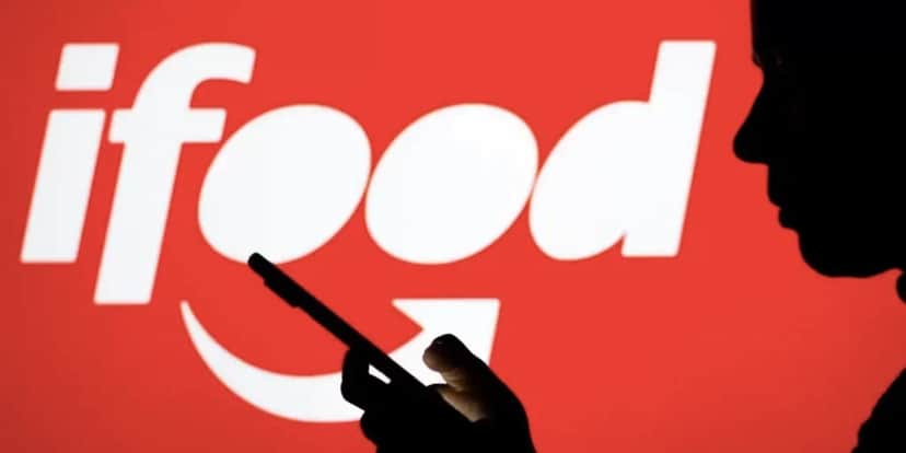 Ifood e pessoa olhando no celular (Foto: Reprodução / Exame) Ifood e pessoa olhando no celular (Foto: Reprodução / Exame)