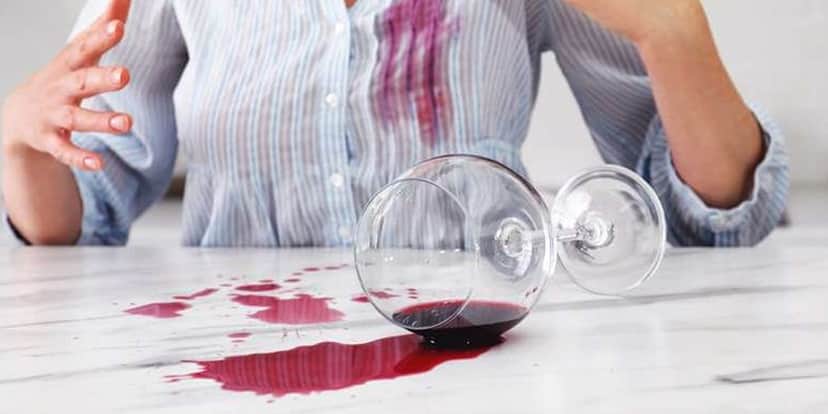 Mancha de vinho em roupa (Foto: Reprodução, Freepick) Mancha de vinho em roupa (Foto: Reprodução, Freepick)
