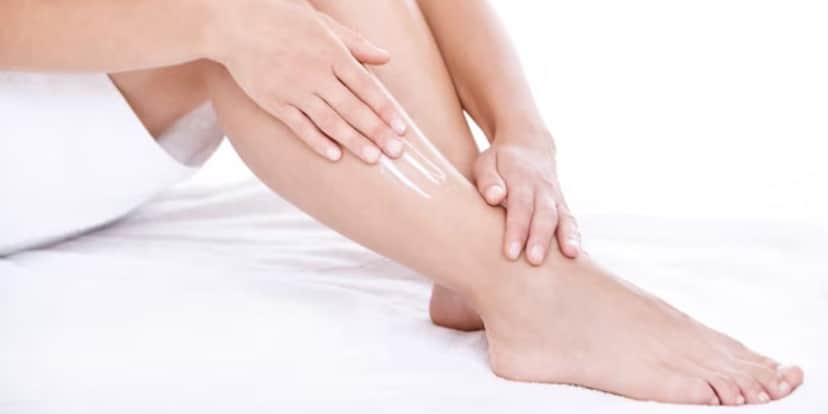 Mulher passando creme na perna (Foto: Reprodução / Freepik) Mulher passando creme na perna (Foto: Reprodução / Freepik)
