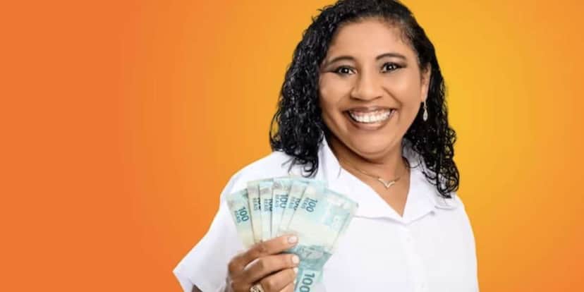 Mulher segurando notas de cem reais (Foto: Reprodução / Freepik) Mulher segurando notas de cem reais (Foto: Reprodução / Freepik)