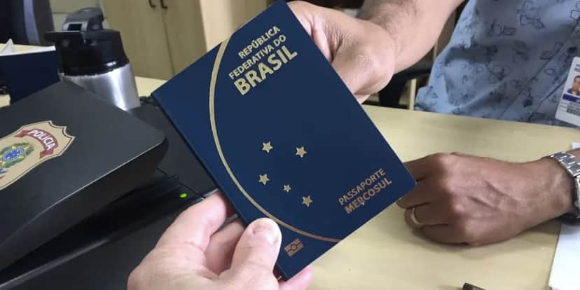 Pessoa segurando passaporte (Foto: Reprodução / Márcia Callegaro/G1) Pessoa segurando passaporte (Foto: Reprodução / Márcia Callegaro/G1)