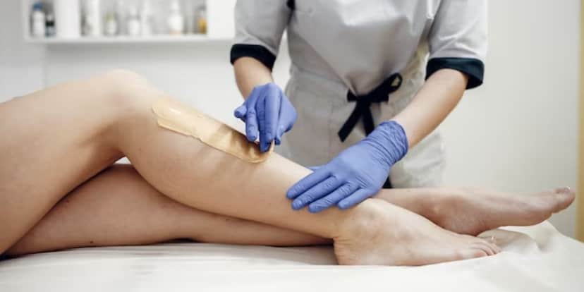 Profissional depilando mulher (Foto: Reprodução / Freepik) Profissional depilando mulher (Foto: Reprodução / Freepik)