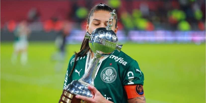 Bia Zaneratto beijando a taça da Libertadores (Reprodução: Internet) Bia Zaneratto beijando a taça da Libertadores (Reprodução: Internet)