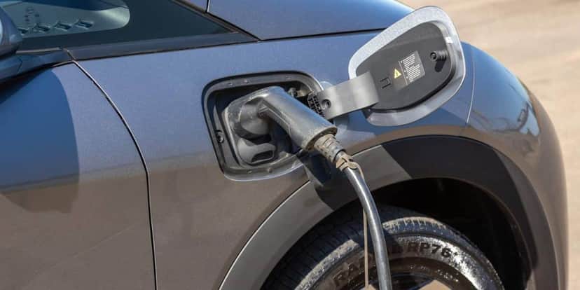 O modelo sendo carregado e longe dos postos de gasolina (Reprodução: Internet) O modelo sendo carregado e longe dos postos de gasolina (Reprodução: Internet)