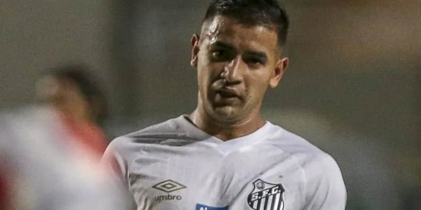 Derlis González defendeu o Santos entre 2018 e 2020 e tem acerto verbal para reforçar o time de Carille. Foto: Ale Cabral/AGIF Derlis González defendeu o Santos entre 2018 e 2020 e tem acerto verbal para reforçar o time de Carille. Foto: Ale Cabral/AGIF