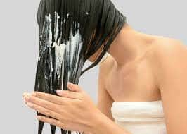 Aplique a mistura no cabelo em sua rotina diária de cuidados (Foto Reprodução/Internet)