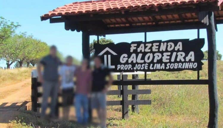 O nome verdadeiro de Chitãozinho está destacado em um placar de madeira (Foto: Reprodução/ Internet) O nome verdadeiro de Chitãozinho está destacado em um placar de madeira (Foto: Reprodução/ Internet)
