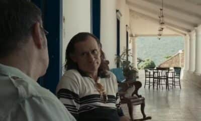 Firmino trata de colocar veneno na cabeça de Belarmino (Foto: Reprodução / Globo) Firmino trata de colocar veneno na cabeça de Belarmino (Foto: Reprodução / Globo)